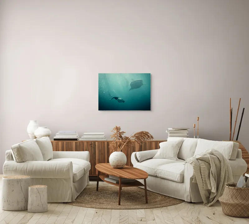 Tablou Canvas, "Înotătorul și rechinul balenă arzător", Nu știu cine este în imagine, dar pot descrie scena: Scufundător, Balenă, Apă, Ocean, Explorare, Adâncime, Lumină, Imersiune, Aventura, Natură, 70 x 50 cm – poza 6