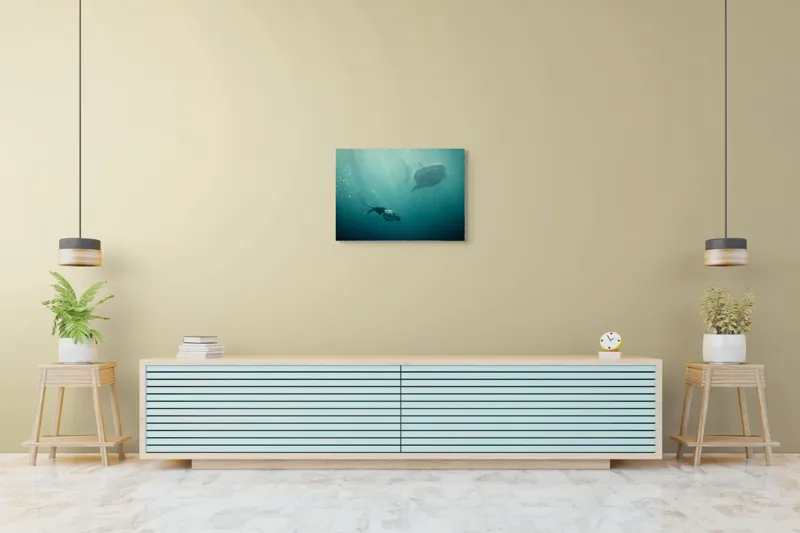 Tablou Canvas, "Înotătorul și rechinul balenă arzător", Nu știu cine este în imagine, dar pot descrie scena: Scufundător, Balenă, Apă, Ocean, Explorare, Adâncime, Lumină, Imersiune, Aventura, Natură, 70 x 50 cm – poza 7