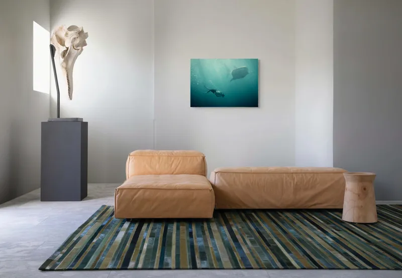 Tablou Canvas, "Înotătorul și rechinul balenă arzător", Nu știu cine este în imagine, dar pot descrie scena: Scufundător, Balenă, Apă, Ocean, Explorare, Adâncime, Lumină, Imersiune, Aventura, Natură, 70 x 50 cm – poza 8