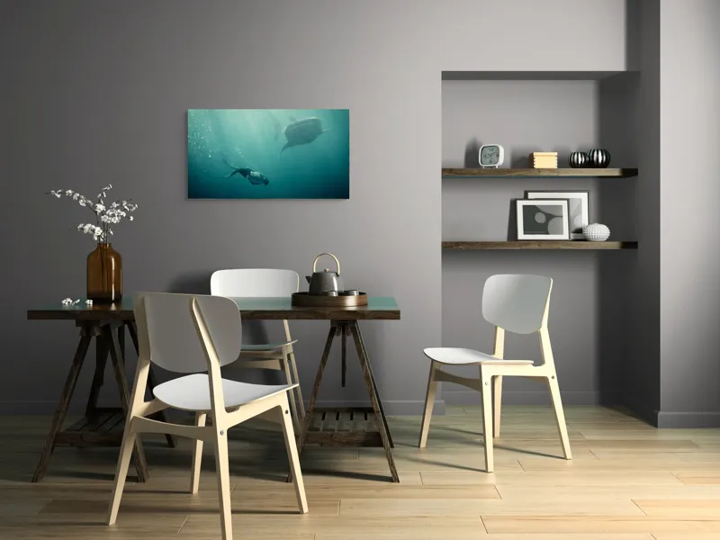 Tablou Canvas, "Înotătorul și rechinul balenă arzător", Nu știu cine este în imagine, dar pot descrie scena: Scufundător, Balenă, Apă, Ocean, Explorare, Adâncime, Lumină, Imersiune, Aventura, Natură, 90 x 50 cm – poza 3