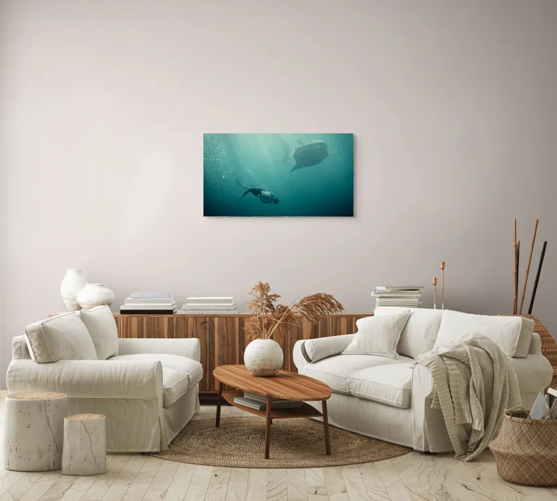 Tablou Canvas, "Înotătorul și rechinul balenă arzător", Nu știu cine este în imagine, dar pot descrie scena: Scufundător, Balenă, Apă, Ocean, Explorare, Adâncime, Lumină, Imersiune, Aventura, Natură, 90 x 50 cm – poza 4