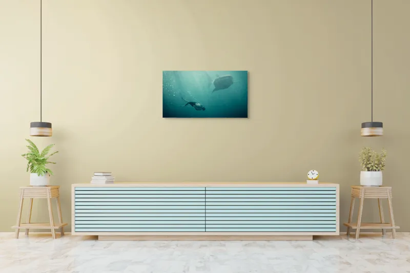 Tablou Canvas, "Înotătorul și rechinul balenă arzător", Nu știu cine este în imagine, dar pot descrie scena: Scufundător, Balenă, Apă, Ocean, Explorare, Adâncime, Lumină, Imersiune, Aventura, Natură, 90 x 50 cm – poza 5