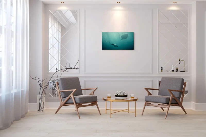 Tablou Canvas, "Înotătorul și rechinul balenă arzător", Nu știu cine este în imagine, dar pot descrie scena: Scufundător, Balenă, Apă, Ocean, Explorare, Adâncime, Lumină, Imersiune, Aventura, Natură, 90 x 50 cm – poza 7