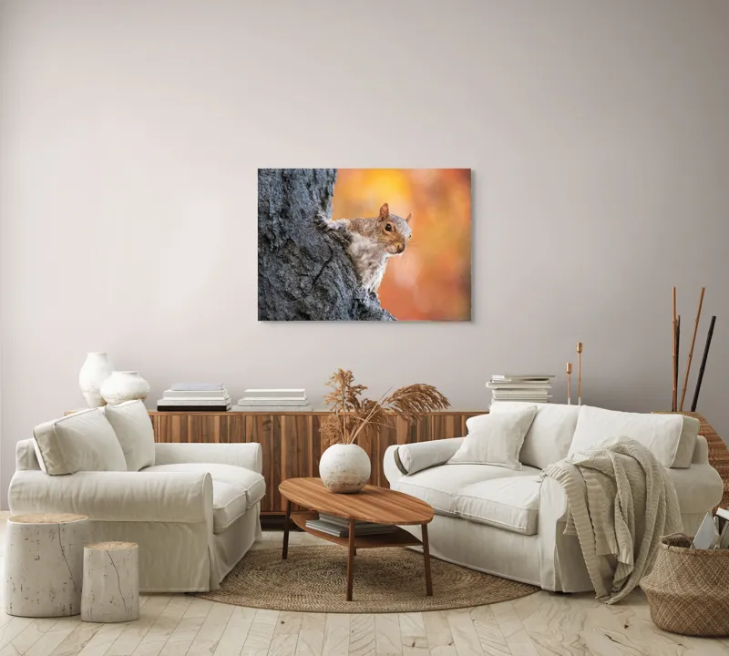 Tablou Canvas, "Veveriță în lumina toamnei aurii", Veveriță, Curioasă, Copac, Toamnă, Blană, Textură, Frunze, Fundal, Natură., 100 x 70 cm – poza 3