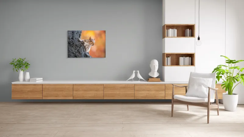 Tablou Canvas, "Veveriță în lumina toamnei aurii", Veveriță, Curioasă, Copac, Toamnă, Blană, Textură, Frunze, Fundal, Natură., 100 x 70 cm – poza 6