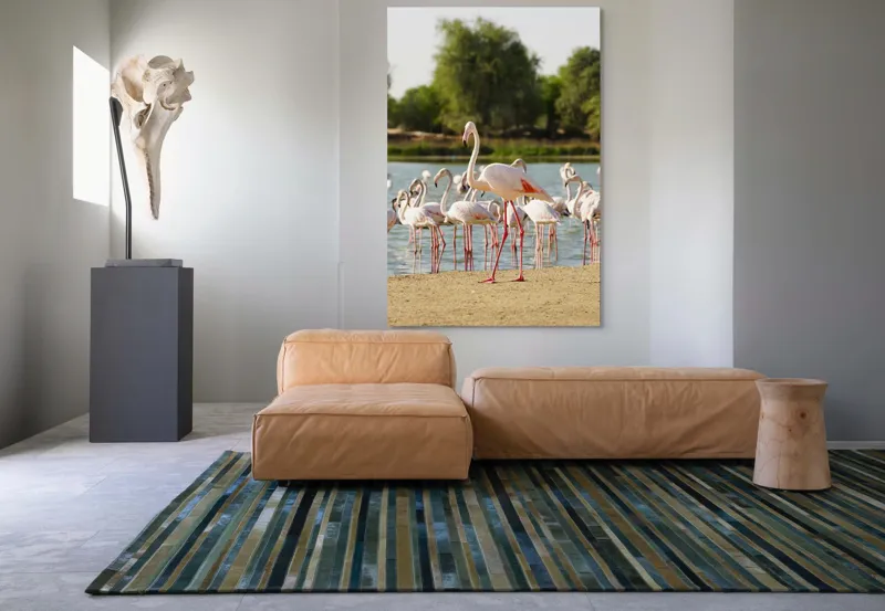 Tablou Canvas, "Grația flamingo la apus de soare", Flamingo, Lac, Nisip, Verdeturi, Cer, Pene, Picioare, Grup, Apa, Peisaj, 100 x 150 cm – poza 7
