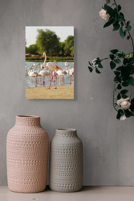 Tablou Canvas, "Grația flamingo la apus de soare", Flamingo, Lac, Nisip, Verdeturi, Cer, Pene, Picioare, Grup, Apa, Peisaj, 26 x 39 cm – poza 6