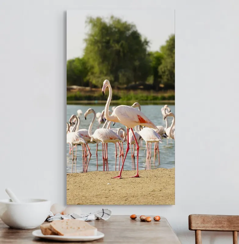 Tablou Canvas, "Grația flamingo la apus de soare", Flamingo, Lac, Nisip, Verdeturi, Cer, Pene, Picioare, Grup, Apa, Peisaj, 50 x 90 cm – poza 3