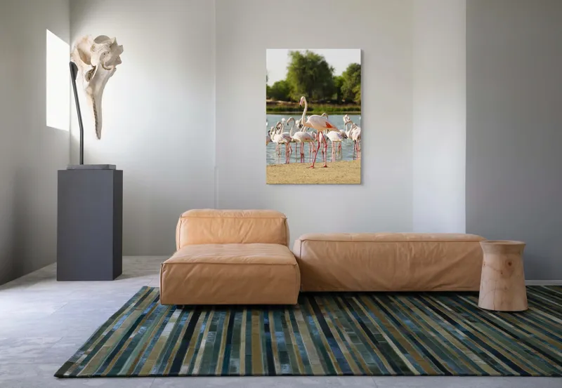 Tablou Canvas, "Grația flamingo la apus de soare", Flamingo, Lac, Nisip, Verdeturi, Cer, Pene, Picioare, Grup, Apa, Peisaj, 70 x 100 cm – poza 7