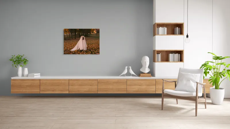 Tablou Canvas, "Câinele fantomă în pădurea de toamnă", Câine, Fantomă, Frunze, Toamnă, Parc, Distracție, Costum, 100 x 70 cm – poza 6