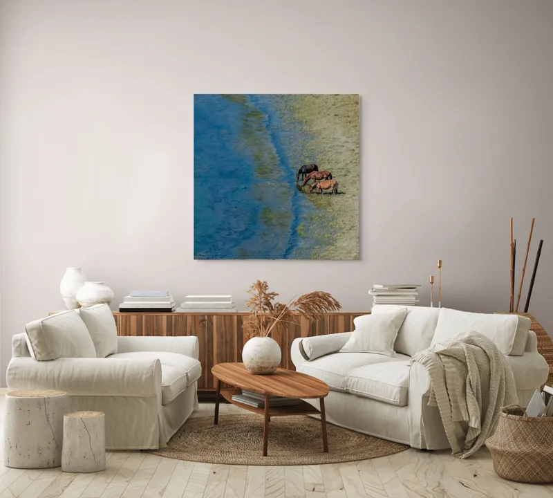 Tablou Canvas, "Trei cai lângă apă liniștită", Ape, Cai, Iarbă, Mal, Natură, Liniște, Reflecție., 100 x 100 cm – poza 3