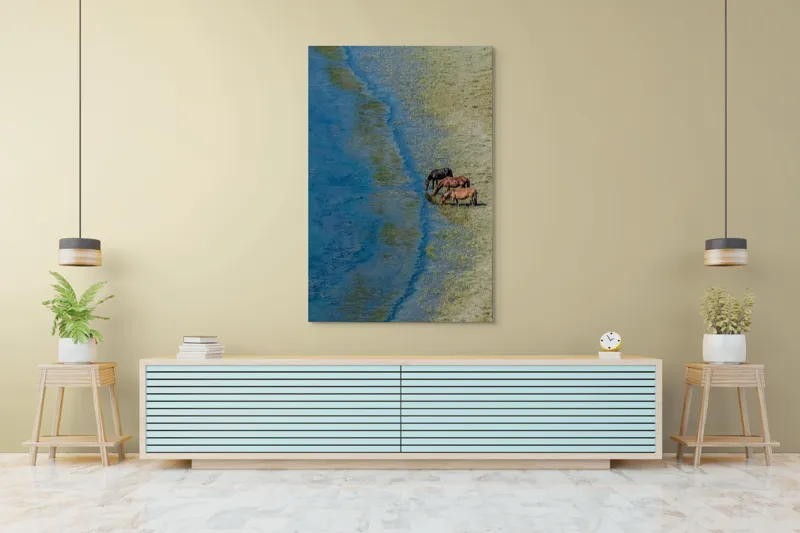 Tablou Canvas, "Trei cai lângă apă liniștită", Ape, Cai, Iarbă, Mal, Natură, Liniște, Reflecție., 100 x 150 cm – poza 4