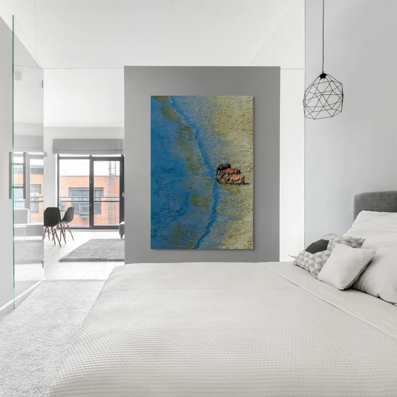 Tablou Canvas, "Trei cai lângă apă liniștită", Ape, Cai, Iarbă, Mal, Natură, Liniște, Reflecție., 100 x 150 cm – poza 5