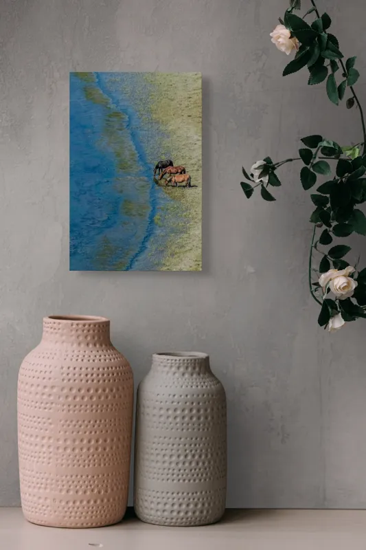 Tablou Canvas, "Trei cai lângă apă liniștită", Ape, Cai, Iarbă, Mal, Natură, Liniște, Reflecție., 26 x 39 cm – poza 6