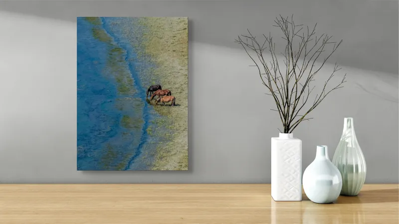 Tablou Canvas, "Trei cai lângă apă liniștită", Ape, Cai, Iarbă, Mal, Natură, Liniște, Reflecție., 39 x 54 cm – poza 4