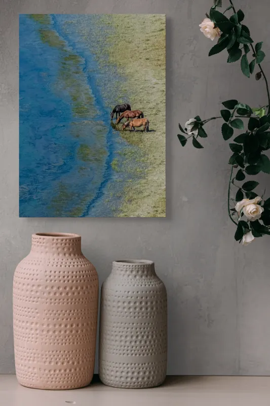 Tablou Canvas, "Trei cai lângă apă liniștită", Ape, Cai, Iarbă, Mal, Natură, Liniște, Reflecție., 39 x 54 cm – poza 6