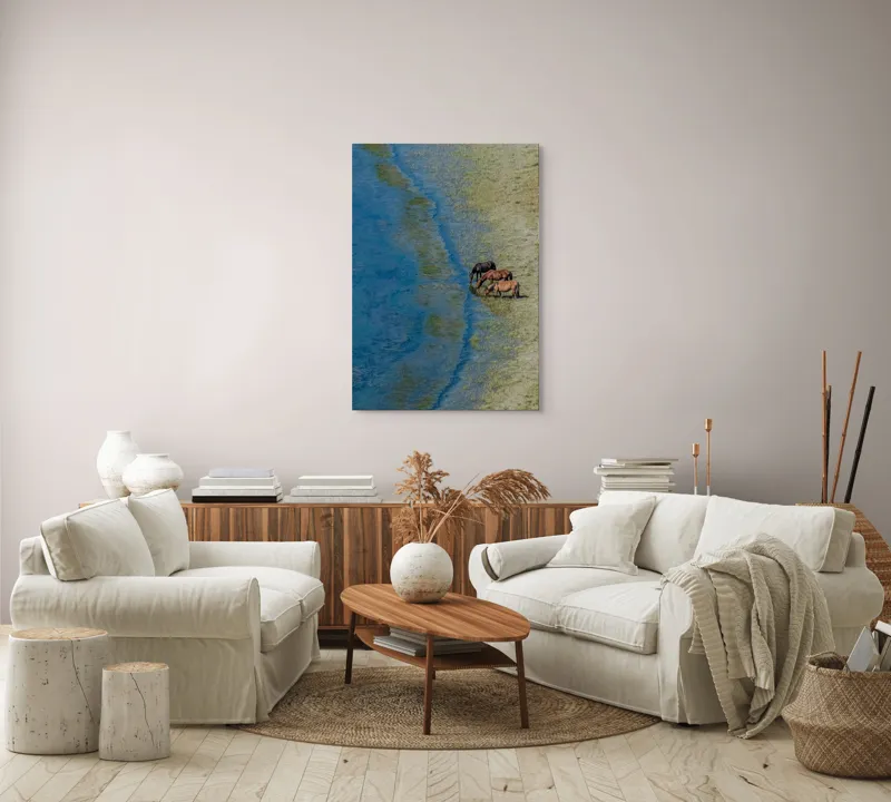 Tablou Canvas, "Trei cai lângă apă liniștită", Ape, Cai, Iarbă, Mal, Natură, Liniște, Reflecție., 70 x 100 cm – poza 4