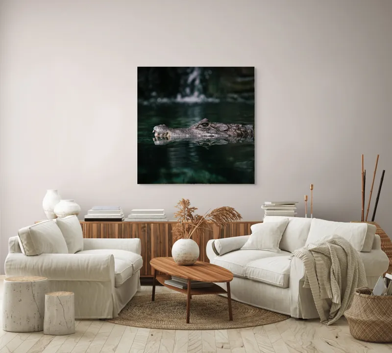Tablou Canvas, "Crocodilul ascuns în apă liniștită", Crocodil, Apă, Reflecție, Vegetație, 100 x 100 cm – poza 3