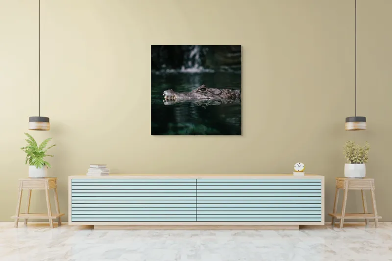 Tablou Canvas, "Crocodilul ascuns în apă liniștită", Crocodil, Apă, Reflecție, Vegetație, 100 x 100 cm – poza 5