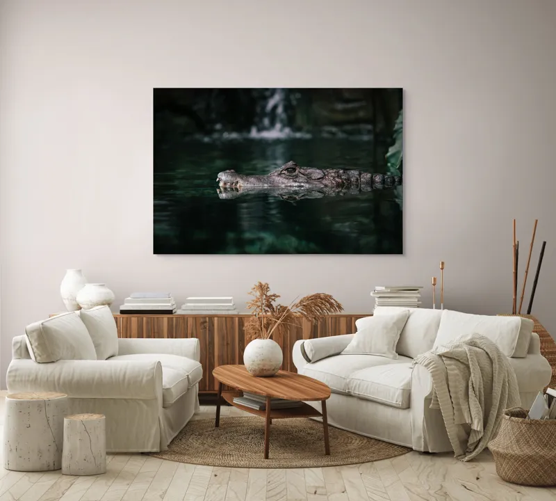 Tablou Canvas, "Crocodilul ascuns în apă liniștită", Crocodil, Apă, Reflecție, Vegetație, 150 x 100 cm – poza 3