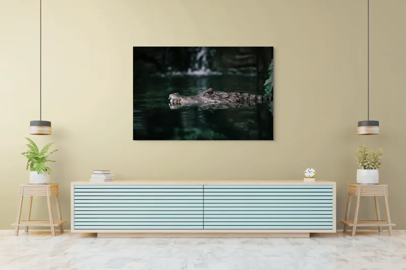 Tablou Canvas, "Crocodilul ascuns în apă liniștită", Crocodil, Apă, Reflecție, Vegetație, 150 x 100 cm – poza 6