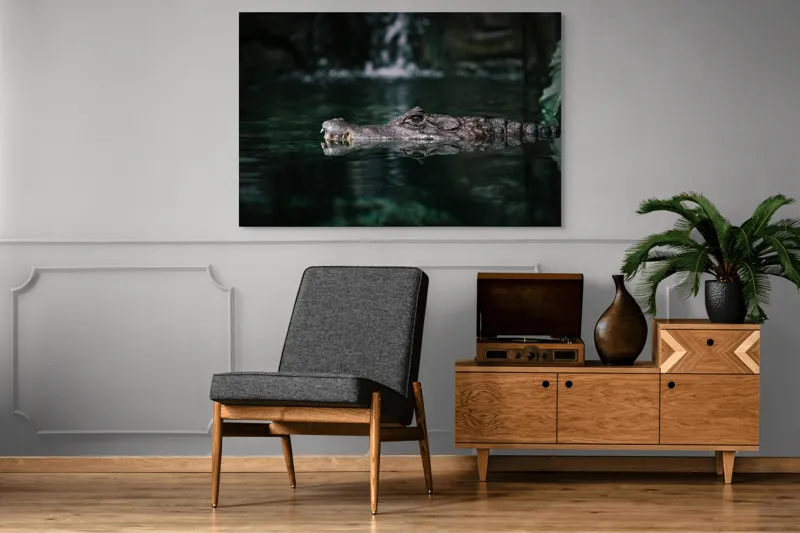 Tablou Canvas, "Crocodilul ascuns în apă liniștită", Crocodil, Apă, Reflecție, Vegetație, 150 x 100 cm – poza 8