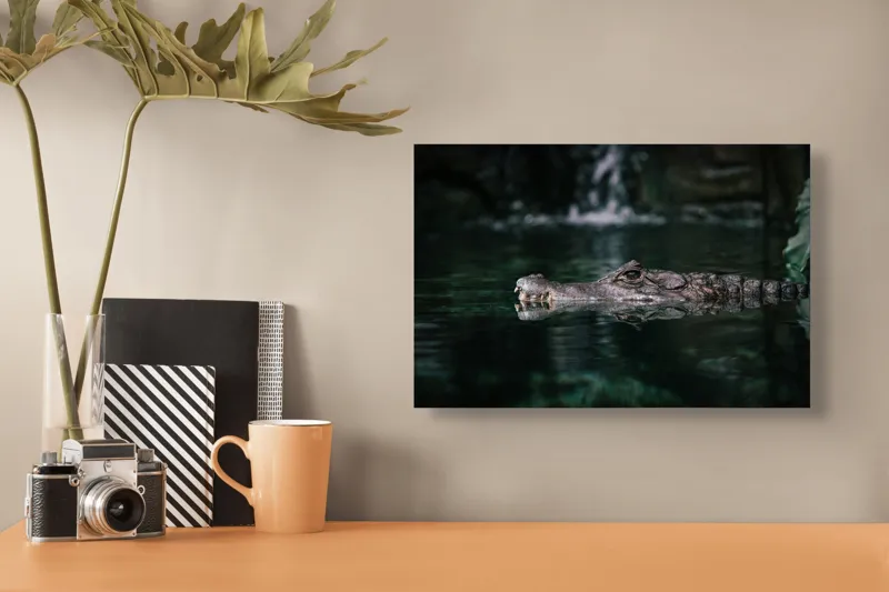 Tablou Canvas, "Crocodilul ascuns în apă liniștită", Crocodil, Apă, Reflecție, Vegetație, 39 x 26 cm – poza 3