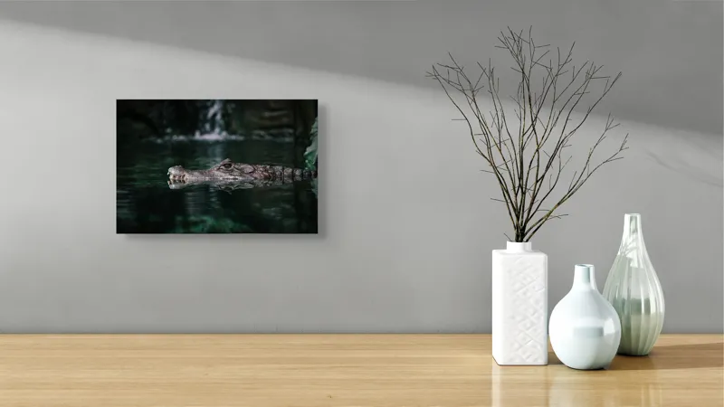 Tablou Canvas, "Crocodilul ascuns în apă liniștită", Crocodil, Apă, Reflecție, Vegetație, 39 x 26 cm – poza 8