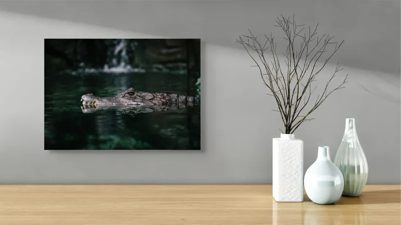 Tablou Canvas, "Crocodilul ascuns în apă liniștită", Crocodil, Apă, Reflecție, Vegetație, 54 x 39 cm – poza 3