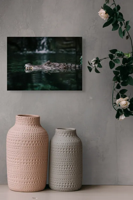 Tablou Canvas, "Crocodilul ascuns în apă liniștită", Crocodil, Apă, Reflecție, Vegetație, 54 x 39 cm – poza 8