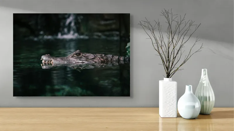 Tablou Canvas, "Crocodilul ascuns în apă liniștită", Crocodil, Apă, Reflecție, Vegetație, 70 x 50 cm – poza 3