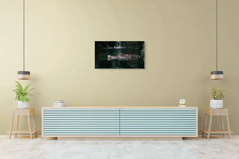 Tablou Canvas, "Crocodilul ascuns în apă liniștită", Crocodil, Apă, Reflecție, Vegetație, 90 x 50 cm – poza 5