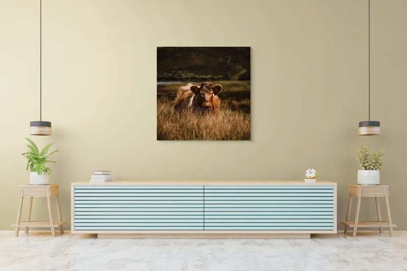 Tablou Canvas, "Vaca rătăcită printre dealuri verzi", Vacă, Pășune, Pământ, Câmpie, Coline, Natură, Blană, Iarbă, Rural, Peisaj, 100 x 100 cm – poza 5