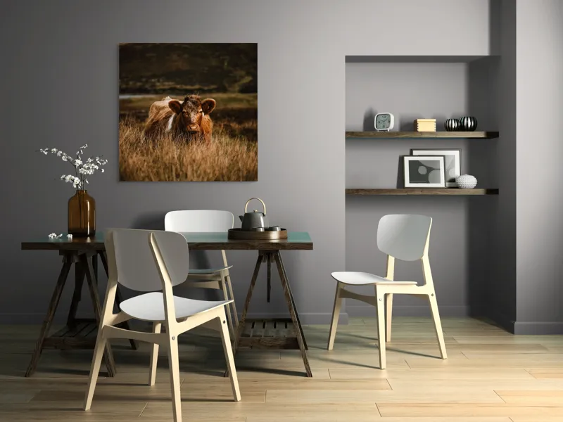 Tablou Canvas, "Vaca rătăcită printre dealuri verzi", Vacă, Pășune, Pământ, Câmpie, Coline, Natură, Blană, Iarbă, Rural, Peisaj, 100 x 100 cm – poza 6
