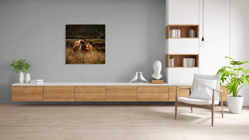 Tablou Canvas, "Vaca rătăcită printre dealuri verzi", Vacă, Pășune, Pământ, Câmpie, Coline, Natură, Blană, Iarbă, Rural, Peisaj, 100 x 100 cm – poza 8