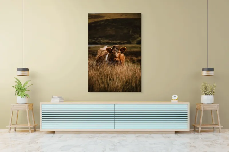 Tablou Canvas, "Vaca rătăcită printre dealuri verzi", Vacă, Pășune, Pământ, Câmpie, Coline, Natură, Blană, Iarbă, Rural, Peisaj, 100 x 150 cm – poza 4