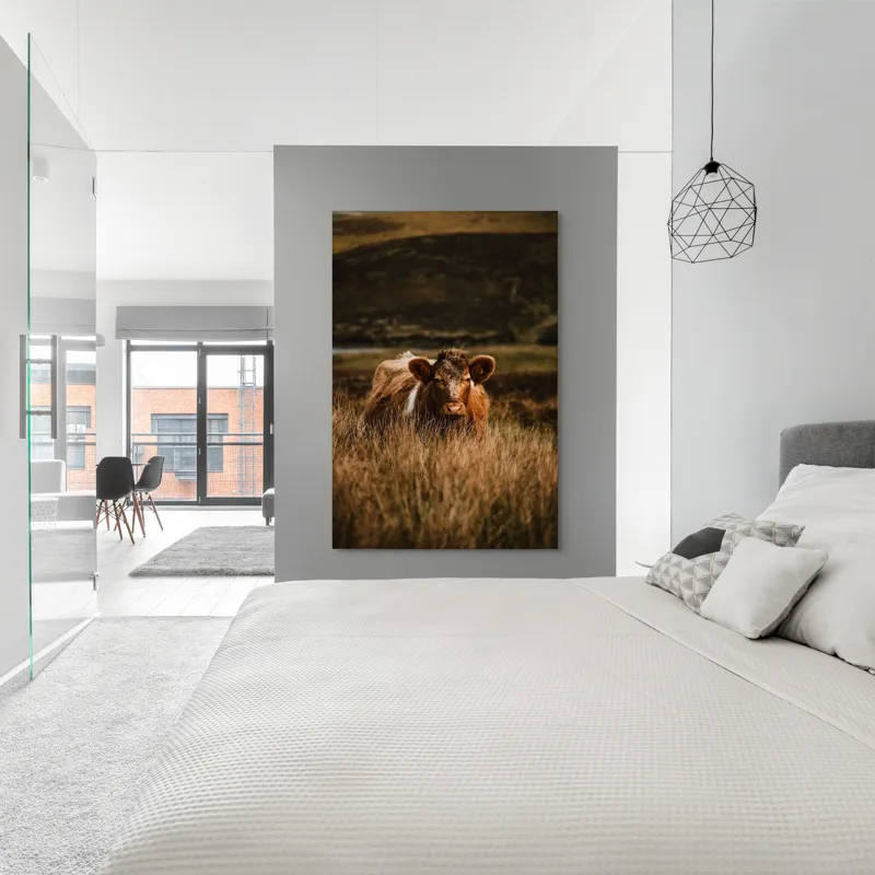 Tablou Canvas, "Vaca rătăcită printre dealuri verzi", Vacă, Pășune, Pământ, Câmpie, Coline, Natură, Blană, Iarbă, Rural, Peisaj, 100 x 150 cm – poza 5