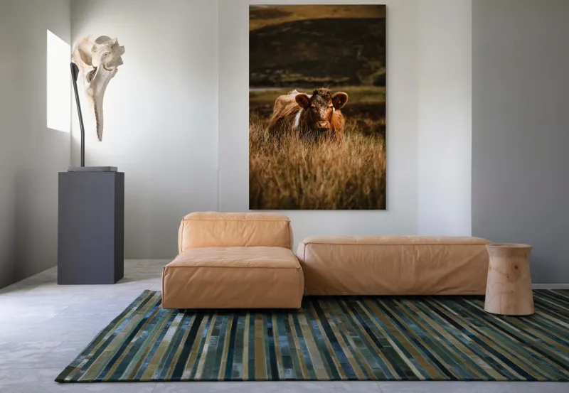 Tablou Canvas, "Vaca rătăcită printre dealuri verzi", Vacă, Pășune, Pământ, Câmpie, Coline, Natură, Blană, Iarbă, Rural, Peisaj, 100 x 150 cm – poza 7
