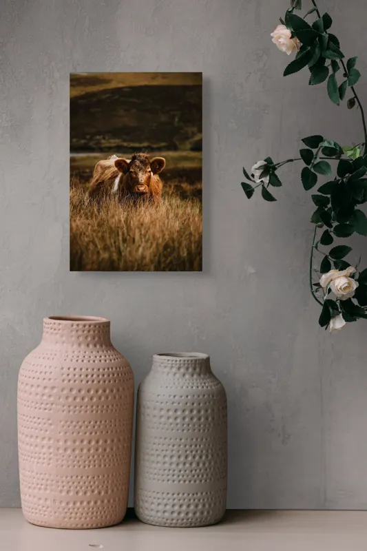 Tablou Canvas, "Vaca rătăcită printre dealuri verzi", Vacă, Pășune, Pământ, Câmpie, Coline, Natură, Blană, Iarbă, Rural, Peisaj, 26 x 39 cm – poza 6