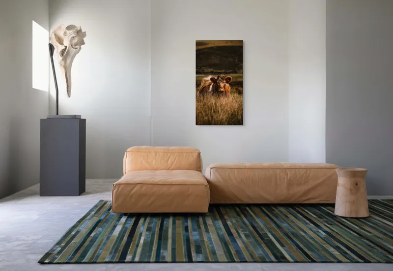Tablou Canvas, "Vaca rătăcită printre dealuri verzi", Vacă, Pășune, Pământ, Câmpie, Coline, Natură, Blană, Iarbă, Rural, Peisaj, 50 x 90 cm – poza 5