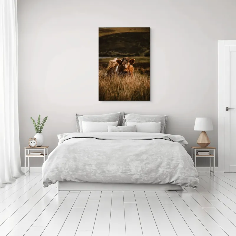 Tablou Canvas, "Vaca rătăcită printre dealuri verzi", Vacă, Pășune, Pământ, Câmpie, Coline, Natură, Blană, Iarbă, Rural, Peisaj, 70 x 100 cm – poza 3