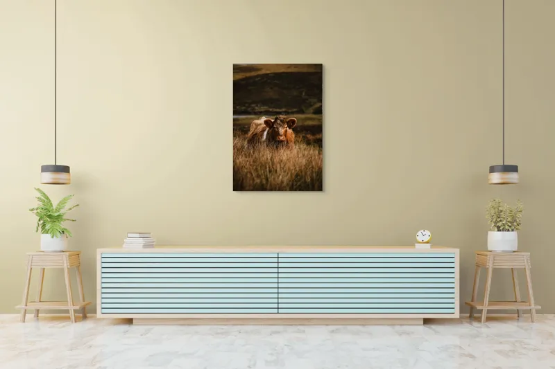 Tablou Canvas, "Vaca rătăcită printre dealuri verzi", Vacă, Pășune, Pământ, Câmpie, Coline, Natură, Blană, Iarbă, Rural, Peisaj, 70 x 100 cm – poza 5