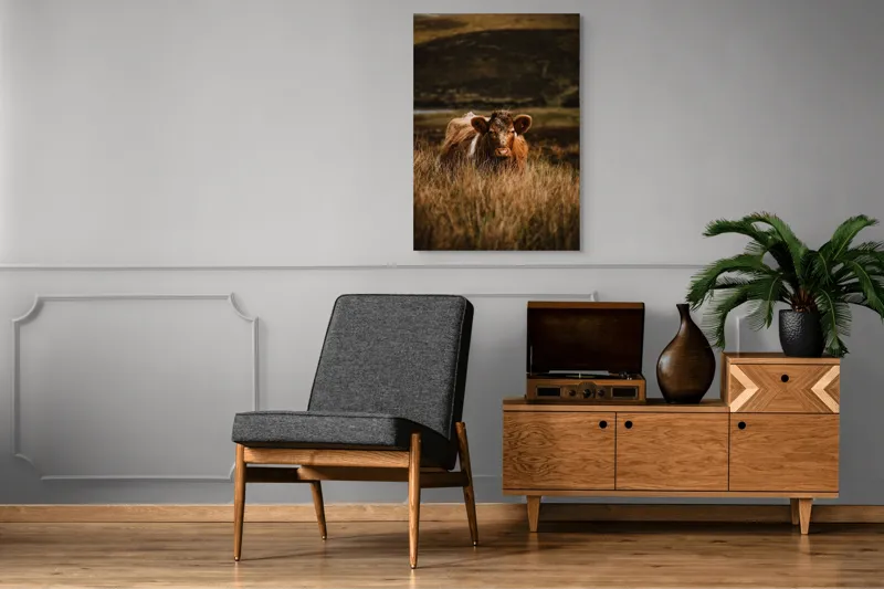 Tablou Canvas, "Vaca rătăcită printre dealuri verzi", Vacă, Pășune, Pământ, Câmpie, Coline, Natură, Blană, Iarbă, Rural, Peisaj, 70 x 100 cm – poza 6
