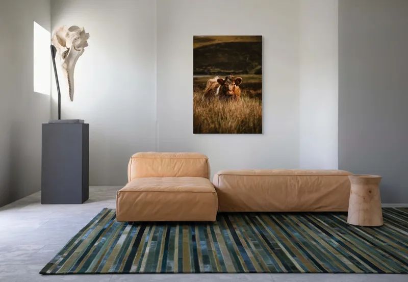 Tablou Canvas, "Vaca rătăcită printre dealuri verzi", Vacă, Pășune, Pământ, Câmpie, Coline, Natură, Blană, Iarbă, Rural, Peisaj, 70 x 100 cm – poza 7