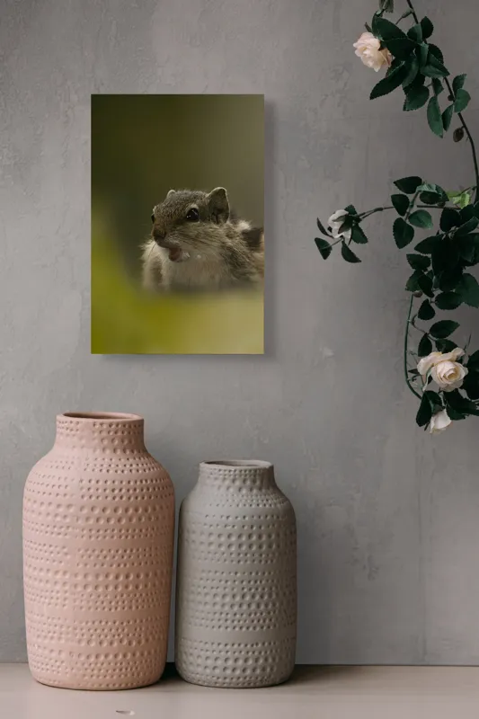 Tablou Canvas, "Pârșul surprins în mijlocul poveștii", Veveriță, Alertă, Blană, Ochi, Natură, Verde, Curiozitate, Whisper, 26 x 39 cm – poza 6