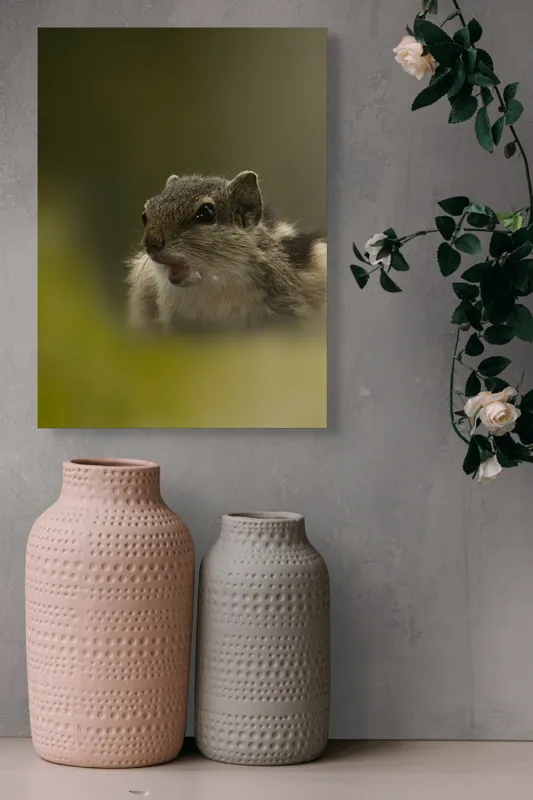 Tablou Canvas, "Pârșul surprins în mijlocul poveștii", Veveriță, Alertă, Blană, Ochi, Natură, Verde, Curiozitate, Whisper, 39 x 54 cm – poza 6