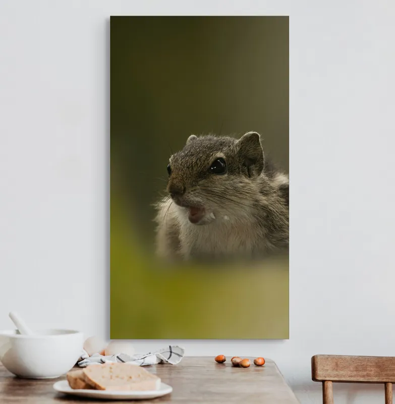 Tablou Canvas, "Pârșul surprins în mijlocul poveștii", Veveriță, Alertă, Blană, Ochi, Natură, Verde, Curiozitate, Whisper, 50 x 90 cm – poza 3