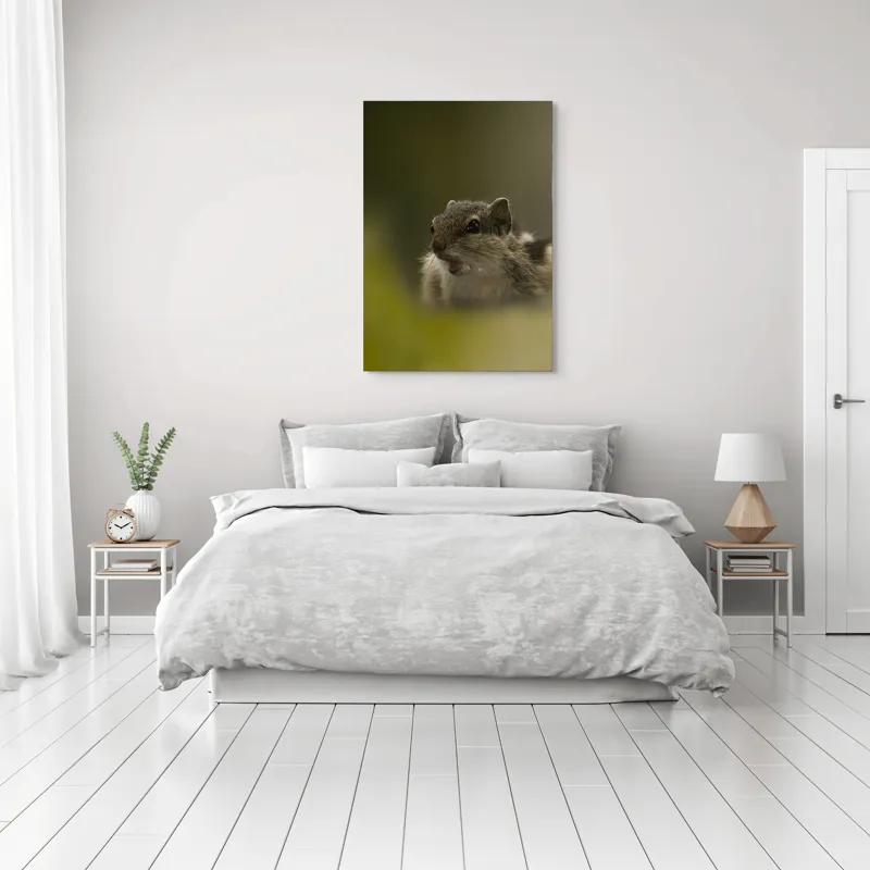Tablou Canvas, "Pârșul surprins în mijlocul poveștii", Veveriță, Alertă, Blană, Ochi, Natură, Verde, Curiozitate, Whisper, 70 x 100 cm – poza 3