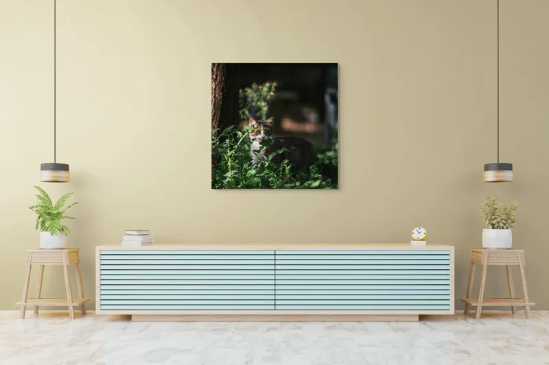 Tablou Canvas, "Motan ascuns între frunze verzi", Pisică, Gălbui, Vegetație, Umbre, Tufișuri, Curiozitate, Noapte, Mister., 100 x 100 cm – poza 5