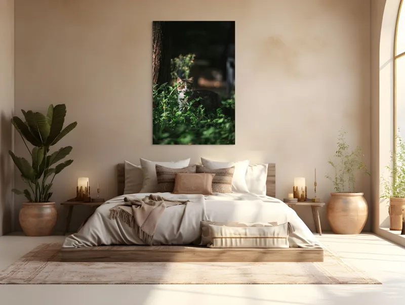 Tablou Canvas, "Motan ascuns între frunze verzi", Pisică, Gălbui, Vegetație, Umbre, Tufișuri, Curiozitate, Noapte, Mister., 100 x 150 cm – poza 3